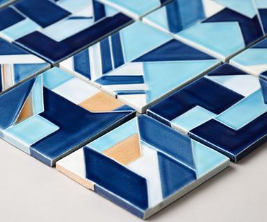 Composizione di piastrelle ceramiche geometriche nei toni del blu
