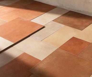 Piastrelle in monocottura color terra disposte per una pavimentazione interna